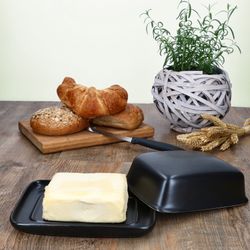02-24302141-HIT-Runa-Butterdose-mit-Deckel-schwarz-Ambientebild.jpg RUNA Butterdose mit Deckel schwarz aus Steingut - 24302141_Bild_2