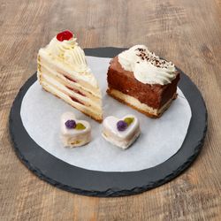 03-23464626-HIT-Schieferplatte-rund-30cm-Ambiente-schraeg-Kuchen.jpg 12er Set Schieferplatte rund 30cm Schwarz - 23464626_Bild_3