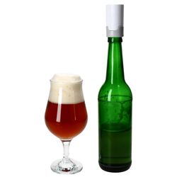 02-Taste-Hero-Flaschenaufsatz-weiss-Bier-mit-Flasche.jpg Taste Hero Flaschenaufsatz passend für Glasflaschen _Bild_2