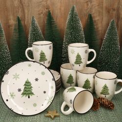 Frühstücksset Weihnachtsbaum vor dekorativen Tannenbäumen – Ambiente Frühstücksset Weihnachtsbaum vor dekorativen Tannenbäumen – Ambiente