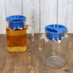 03-13109528S-Borgonovo-Kora-Kuehlschrankkrug-0-5L-blau-Ambientebild-2er.jpg 5L aus Glas mit blauem Kunststoff-Deckel – 13109528S_Bild_3