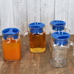 03-13109528S-Borgonovo-Kora-Kuehlschrankkrug-0-5L-blau-Ambientebild-4er.jpg 5L aus Glas mit blauem Kunststoff-Deckel – 13109528S_Bild_3