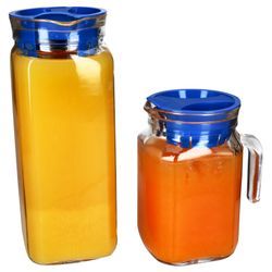 01-13109528S-13110035S-Borgonovo-Karo-Kora-Kuehlschrankkrug-0-5L-1L-blau-2er-Set-Deko.jpg 5L aus Glas mit blauem Kunststoff-Deckel – 1x 13109528S & 1x 13110035S_Bild_1