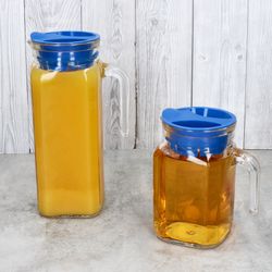 03-13109528S-13110035S-Borgonovo-Karo-Kora-Kuehlschrankkrug-0-5L-1L-blau-Ambientebild-2er.jpg 5L aus Glas mit blauem Kunststoff-Deckel – 1x 13109528S & 1x 13110035S_Bild_3