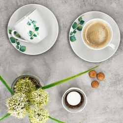 03-MamboCat-Eukalyptus-Kaffeetasse-mit-Untertasse-Ambientebild-01.jpg 6er Set Eukalyptus Kaffeetasse mit Untertasse Porzellan für 6 Personen_Bild_3