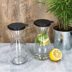 03-13172818S-Mia-Misura-Karaffe-0-5L-schwarzer-Kunststoffdeckel-Ambientebild-2er-01.jpg 5 Liter geeicht aus Glas mit schwarzem Kunststoff-Deckel - 13172818S_Bild_3