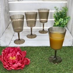 03-10489-Arte-Regal-ToGo-Weinglaeser-Kunststoff-grau-Ambientebild-01.jpg 4er Set ToGo Weingläser Grau aus Kunststoff - 10489_Bild_3