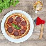 03-48709-Arte-Regal-Pizzaschneider-Axt-Bianco-Pizzateller-Ambientebild-01.jpg
