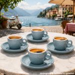 03-Q96001460-Koopmann-Hexa-Blau-Espressotassen-mit-Untertassen-Ambientebild-01.jpg