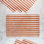 01-10889-kela-cado-tischset-orange-2026-6er-Set-mit-Untergrund.jpg