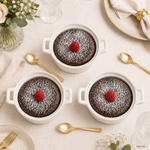 798000090-Koopman-STABIL-Mini-Auflaufform-mit-Henkel-rund-weiss-Ambientebild-Schokokuchen-KI.png