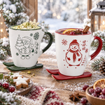 23020125-HIT-HoHoHoHo-Kaffeebecher-auf-Skiern-Gruen-Rot-2er-Set-Ambientebild-03-KI.png