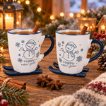 03-23020125-HIT-Happy-New-Year-Kaffeebecher-auf-Skiern-Blau-Ambientebild-2er-Set-Tee-KI.png