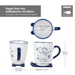 06-23020125-HIT-Happy-New-Year-Kaffeebecher-auf-Skiern-Blau-Bemassung.jpg