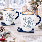 23020125-HIT-Happy-New-Year-Kaffeebecher-auf-Skiern-Blau-Ambientebild-2er-Set-Kakao-KI.png