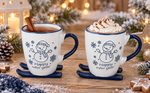 23020125-HIT-Happy-New-Year-Kaffeebecher-auf-Skiern-Blau-Banner-A--KI.png