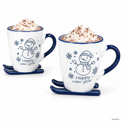 01-23020125-HIT-Happy-New-Year-Kaffeebecher-auf-Skiern-Blau-2er-Set-01-Deko-KI.png 01-23020125-HIT-Happy-New-Year-Kaffeebecher-auf-Skiern-Blau-2er-Set-01-Deko-KI.png