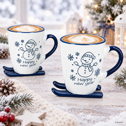 23020125-HIT-Happy-New-Year-Kaffeebecher-auf-Skiern-Blau-Ambientebild-2er-Set-Kakao-KI.png 23020125-HIT-Happy-New-Year-Kaffeebecher-auf-Skiern-Blau-Ambientebild-2er-Set-Kakao-KI.png