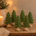6er Set MOHLA Deko-Tanne auf Holztisch mit Kerze und Tannenzweigen – Ambiente 6er Set MOHLA Deko-Tanne auf Holztisch mit Kerze und Tannenzweigen – Ambiente