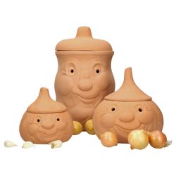 mambocat-gemuesetopf-3er-set-voreinander-mit.jpg 3tlg. Terrakotta Set Knoblauchtopf Knut + Zwiebeltopf Onni + Kartoffeltopf Karl _Bild_3