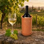 03-Torrent-Terra-Toscana-Weinkuehler-mit-Untersetzer-Terrakotta-2026-Ambientebild-01-Einzeln.jpg