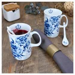 R0314-Teebecher-R0314-2er-Teebecher-mood.jpg 2er Set Teetassen samt Löffel mit blauem Rosenmuster in einer passenden Box_Bild_5