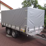 Praxisbeispiel einer grauen Hochplane auf einem zweiachsigen PKW-Anhänger aus LKW-Plane. Praxisbeispiel einer grauen Hochplane auf einem zweiachsigen PKW-Anhänger aus LKW-Plane.