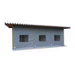 Praxisbeispiel einer grauen PVC-Seitenplane mit Sichtfenstern an einer offenen Holzüberdachung als Wind- und Wetterschutz. Praxisbeispiel einer grauen PVC-Seitenplane mit Sichtfenstern an einer offenen Holzüberdachung als Wind- und Wetterschutz.