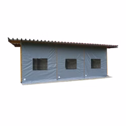 Praxisbeispiel einer grauen PVC-Seitenplane mit Sichtfenstern an einer offenen Holzüberdachung als Wind- und Wetterschutz. Praxisbeispiel einer grauen PVC-Seitenplane mit Sichtfenstern an einer offenen Holzüberdachung als Wind- und Wetterschutz.