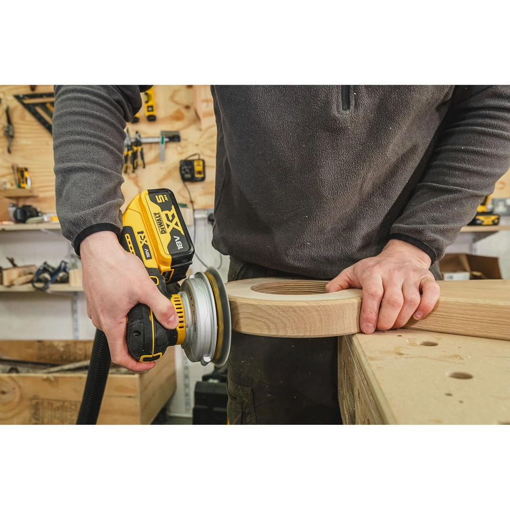 DEWALT DCW211NT-XJ Anwendung 1