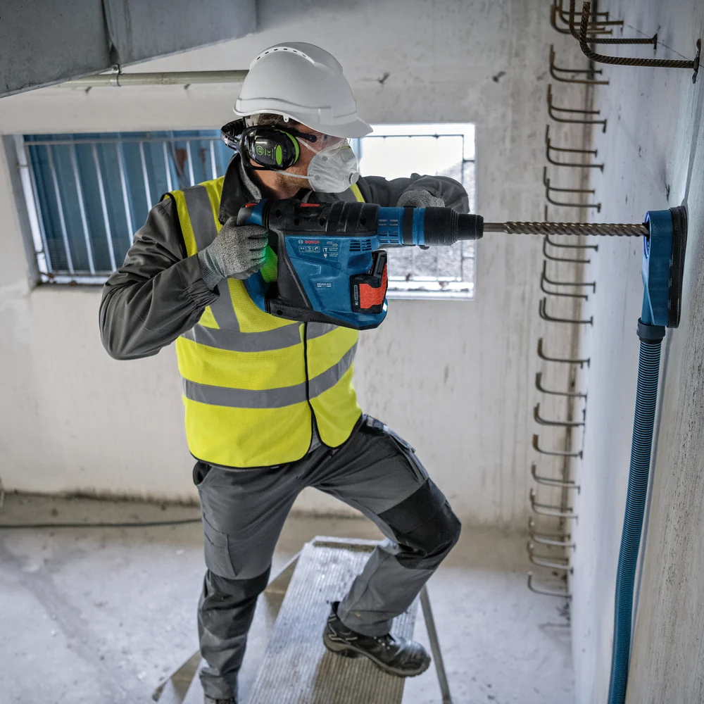 Bosch GBH 18V-40 beim Hammerbohren in eine Betonwand