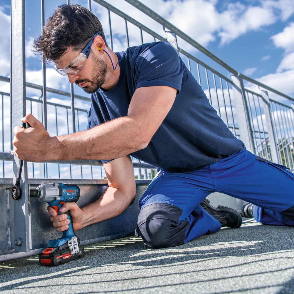 Bosch GDS 18V-450 H im Einsatz: Metall Dach Werkstaette