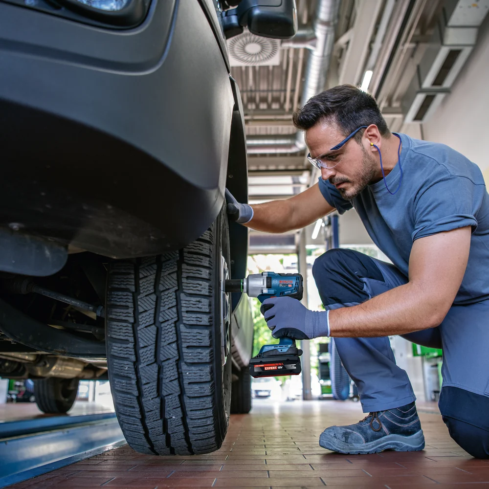 Bosch GDS 18V-450 H im Einsatz: Radwechsel Transporter