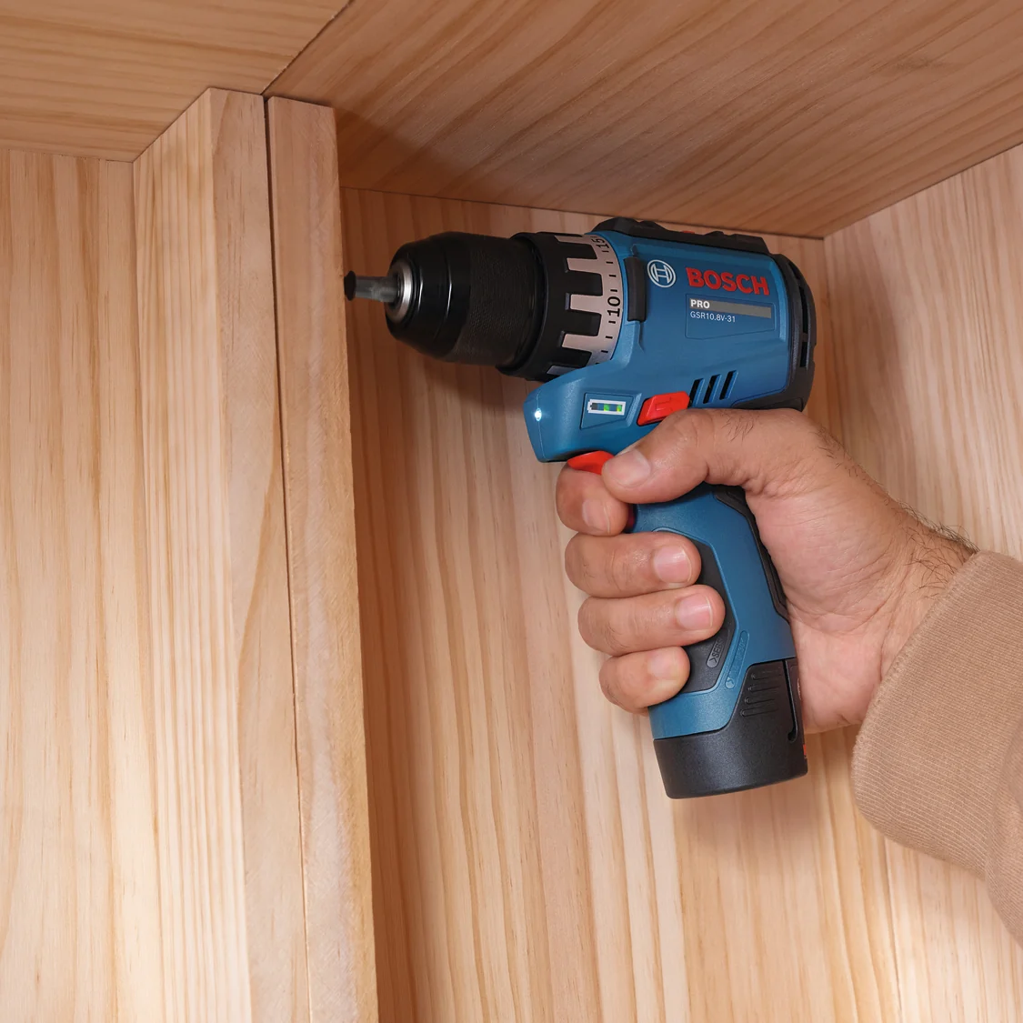 Bosch GSR 12V-31 beim Schrauben in einer engen Schrankecke