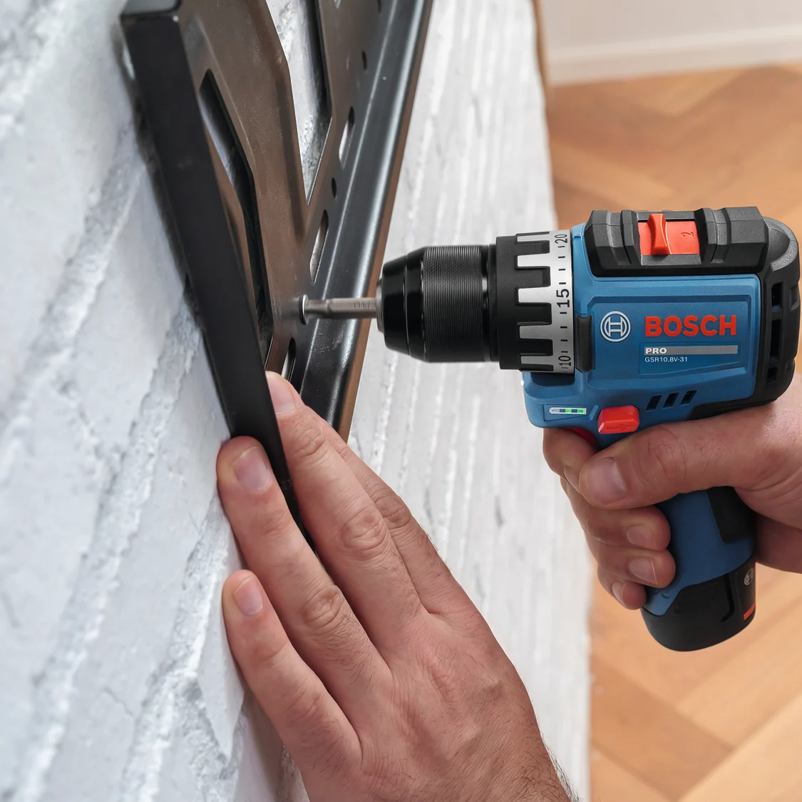 Bosch GSR 12V-31 beim Montieren einer Wandhalterung
