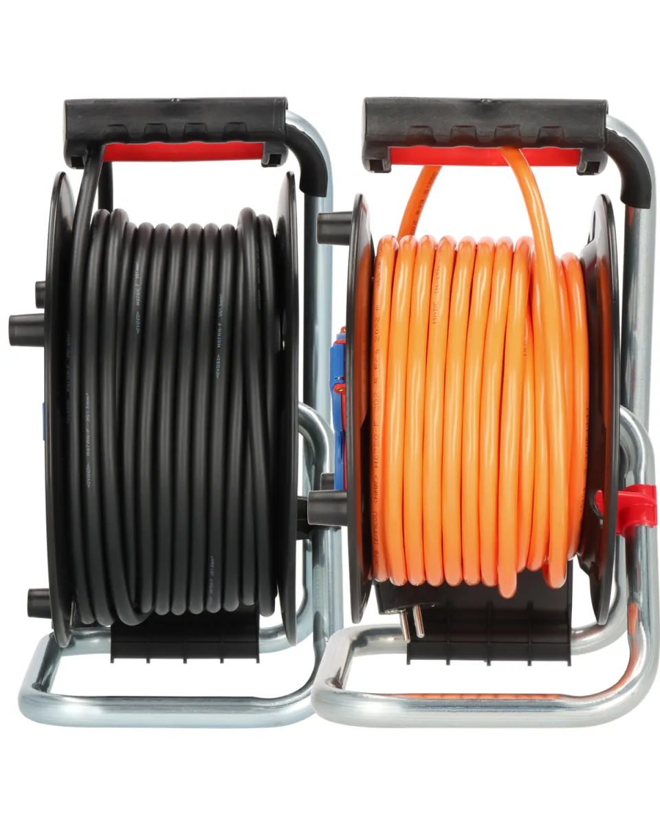 Seitenansicht zweier Brennenstuhl Kabeltrommeln für Gotools: links schwarzes H07RN-F Kabel, rechts orangefarbenes H07BQ-F Kabel