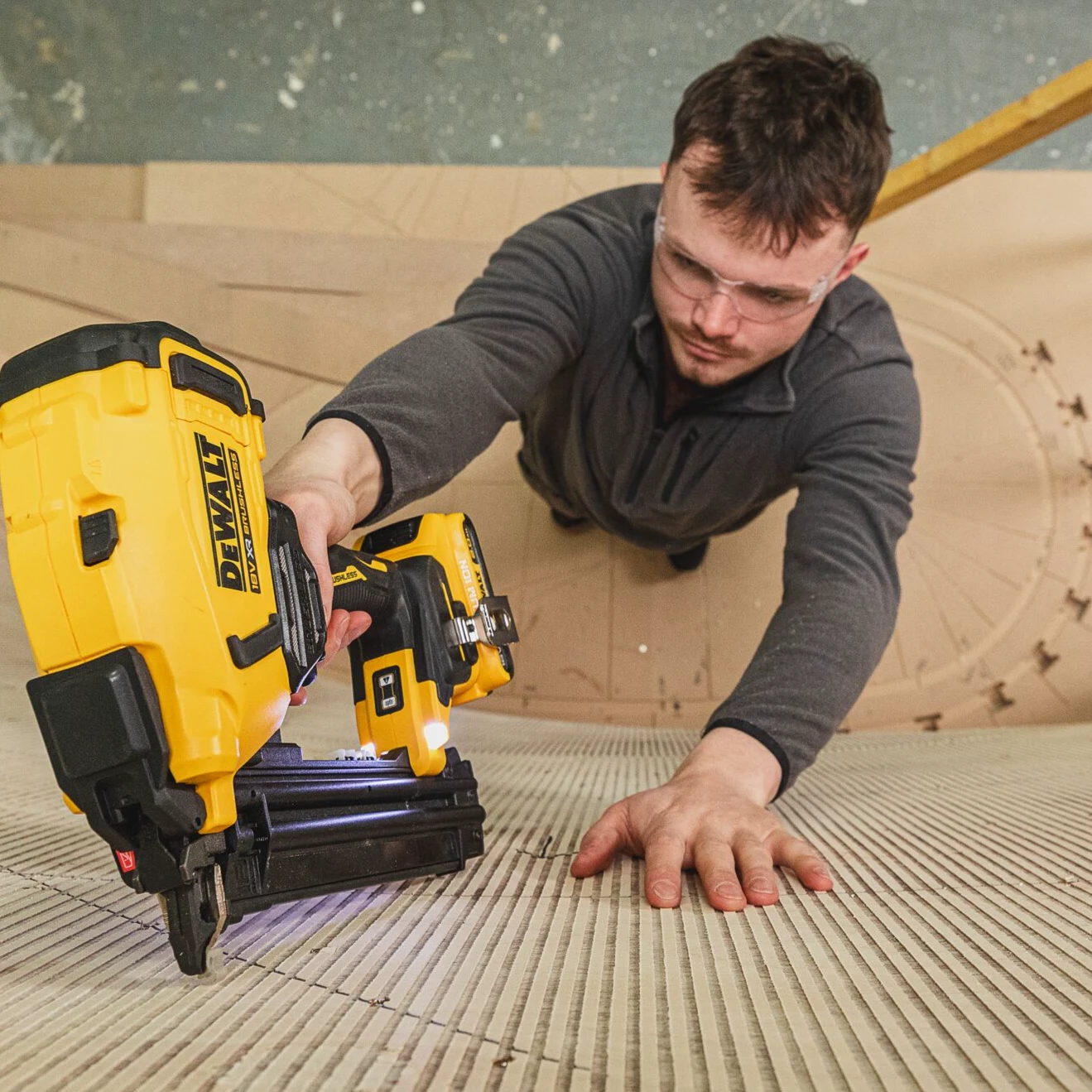 DEWALT DCN210SNT-XJ Anwendung 3
