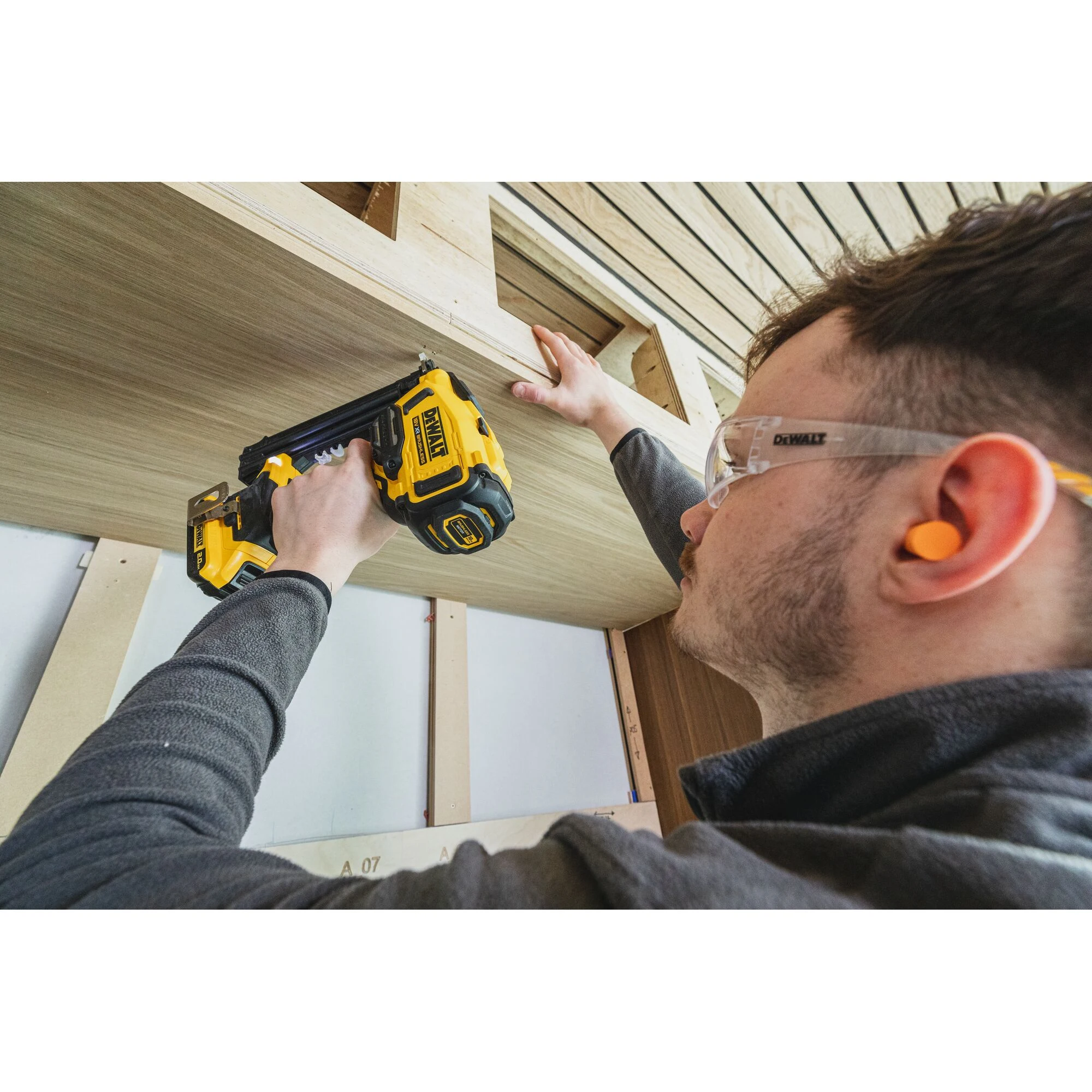DEWALT DCN210SNT-XJ Anwendung 1