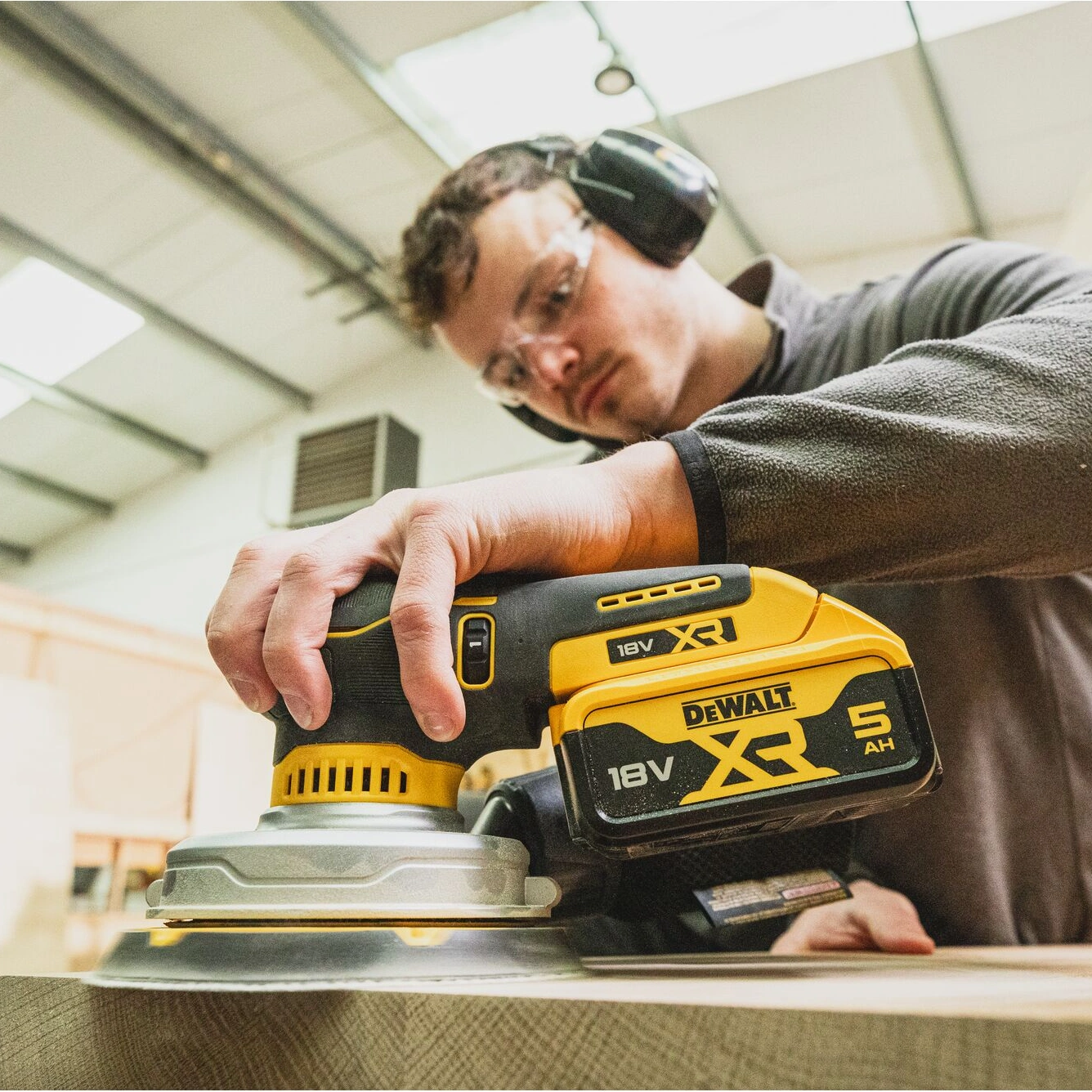 DEWALT DCW230NT-XJ Anwendung 1
