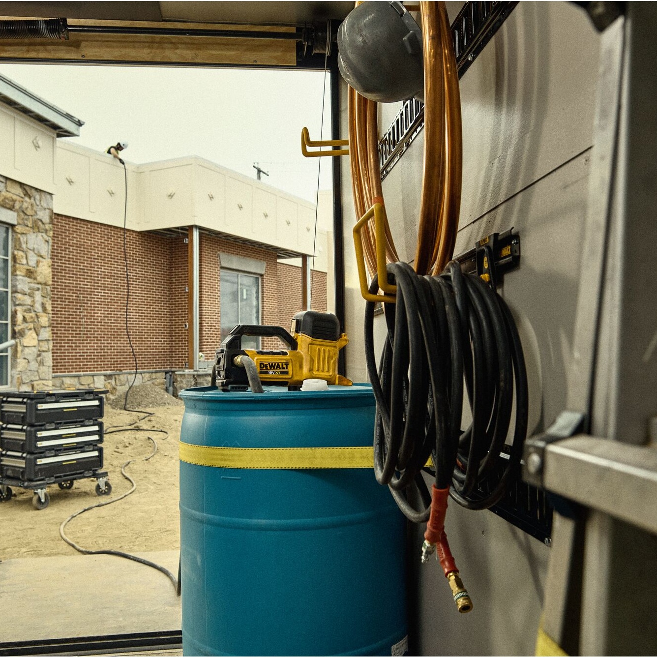 DEWALT DCE050N Akku-Transferpumpe im Einsatz