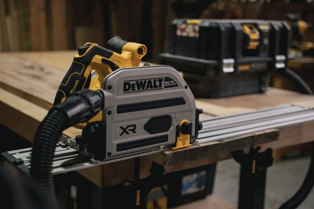 DEWALT DCS525 auf der Führungsschiene mit angeschlossenem Saugschlauch über AirLock