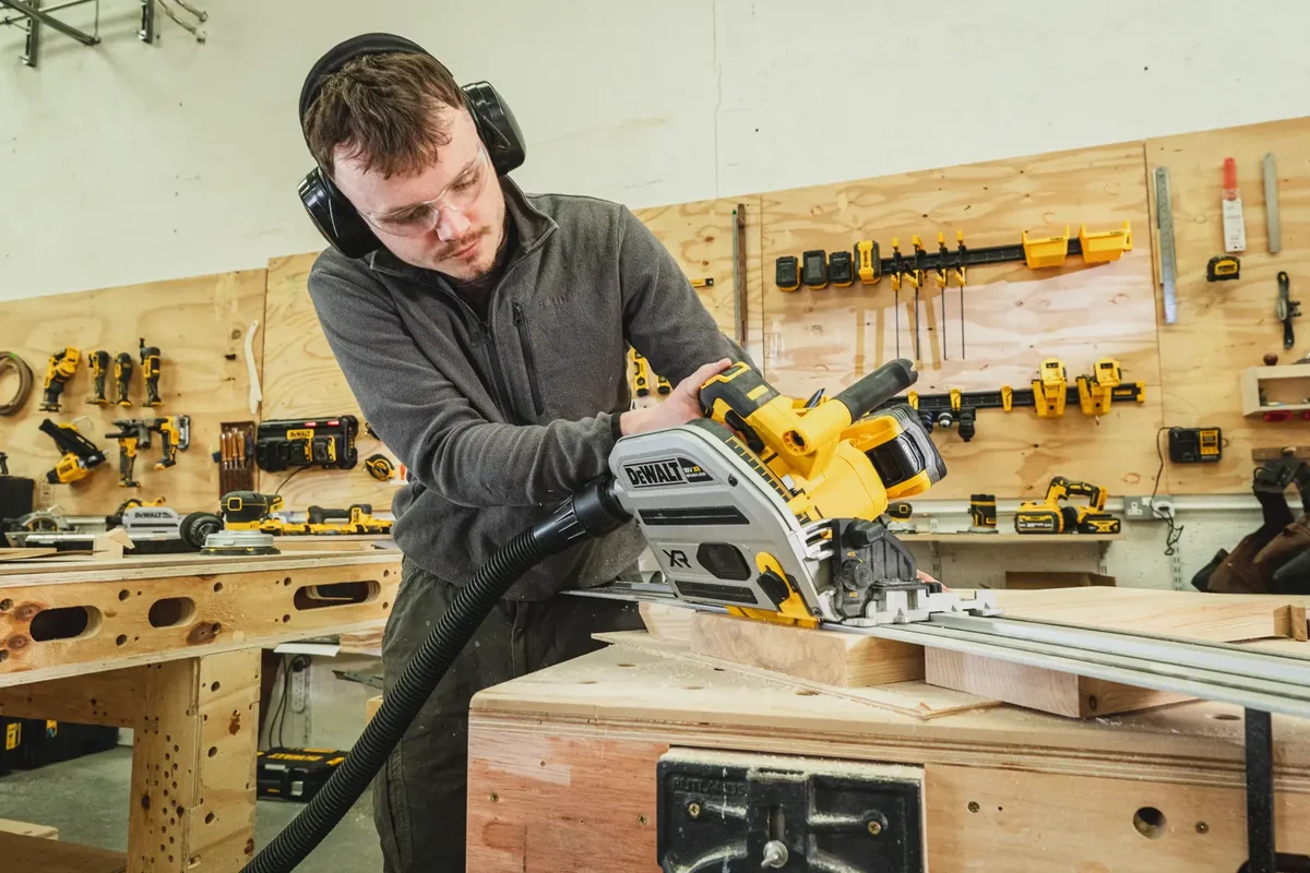 Zuschnitt mit der DEWALT DCS525 auf der Führungsschiene an der Werkbank