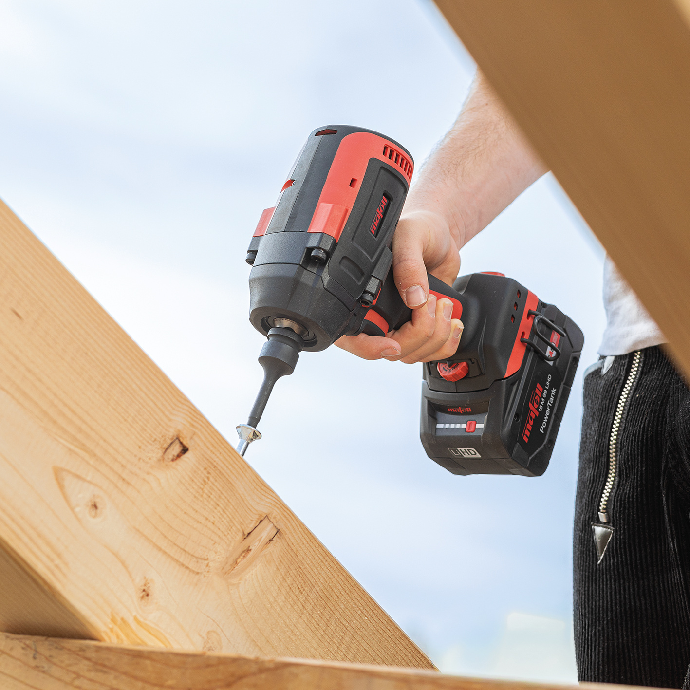 Mafell SR 800-18 beim Verschrauben von Holzbauschrauben