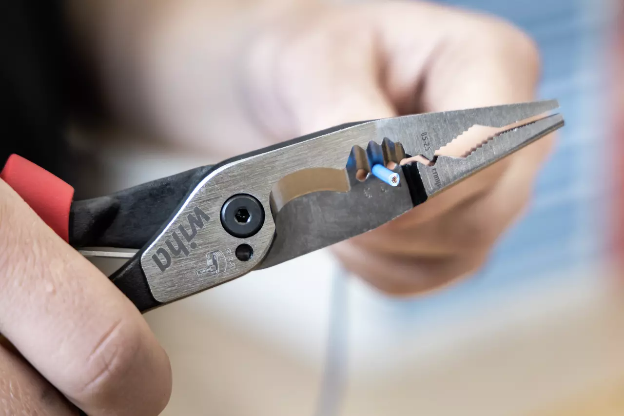 Wiha Multifunktionszange 8in1 Industrial electric mit rot-gelbem Zweikomponentengriff