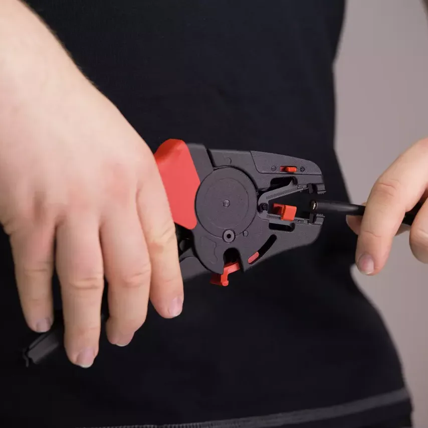 Ein Kabel wird mit dem automatischen Abisolierwerkzeug von Wiha abisoliert