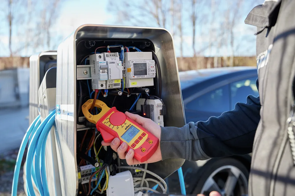 Wiha Strommesszange bei der Messung in einer geöffneten Ladesäule für Elektrofahrzeuge