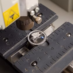 Gravur-mit-Auge-und-Strass-Silber.jpg Gravur-mit-Auge-und-Strass-Silber.jpg