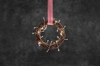 LED Holzsilhouette "Kranz", braun, mit rot-weißem Stoffband, 30 warmweiße Dioden, 24V Innentrafo