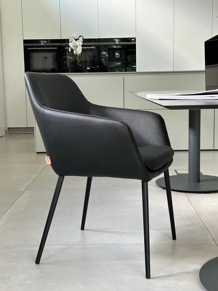SIX Echtleder Esszimmerstuhl - Miyos Schwarz mit Armlehne und massivem Stahlrahmen - Design ideal für Esszimmer, Küche & Wohnzimmer - Fertig montiert, bis 150 kg - Gastronomie-Qualität | Lederstühle Esszimmer-Stühle kaufen bei