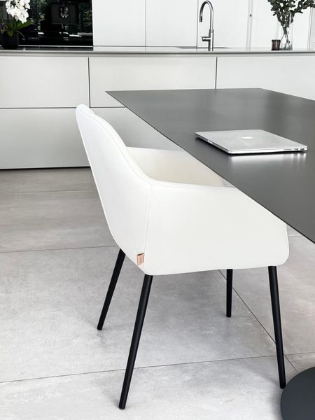 SIX Echtleder Esszimmerstuhl - Miyos Creme Weiß mit Armlehne und massivem Stahlrahmen - Design ideal für Esszimmer, Küche & Wohnzimmer - Fertig montiert, bis 150 kg - Gastronomie-Qualität | Lederstühle Esszimmer-Stühle kaufen bei